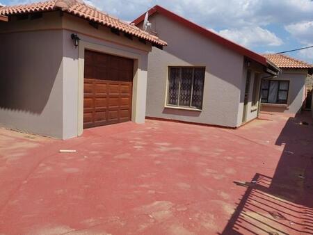 2 Bedroom House in Mahube Valley