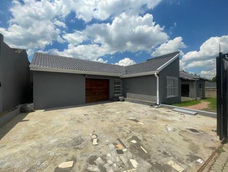 6 Bedroom House in Bloubosrand