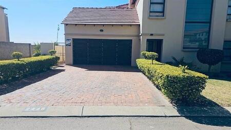 4 Bedroom House in Kosmosdal