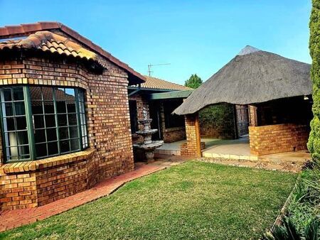 3 Bedroom Cluster in Die Hoewes