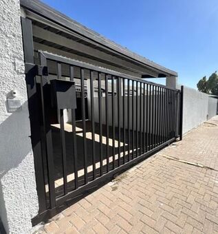 2 Bedroom House in Plattekloof Glen