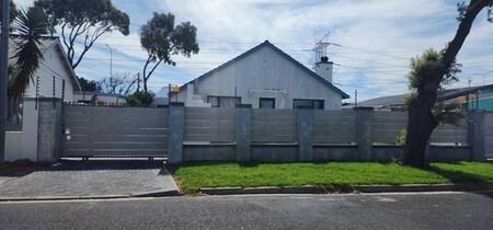 2 Bedroom House in Surrey Estate