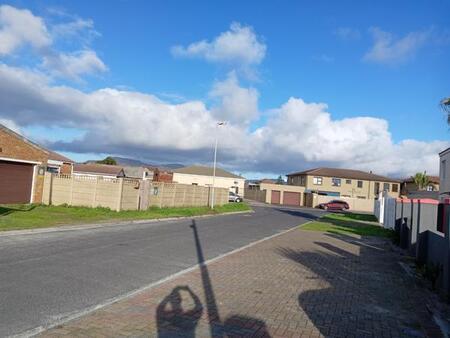 2 Bedroom Apartment in Zeekoevlei