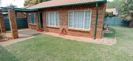 2 Bedroom townhouse - sectional to rent in Moreleta Park, Pretoria