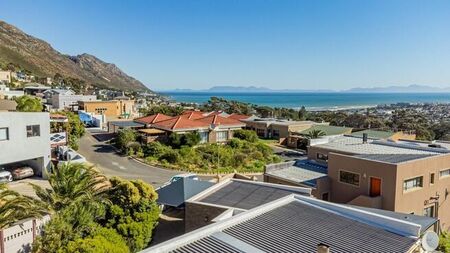 3 Bedroom house to rent in Mountainside, Gordons Bay