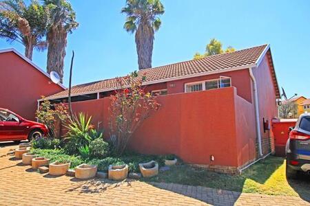 2 Bedroom Simplex in Sundowner