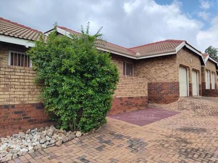 2 Bedroom Townhouse in Die Hoewes