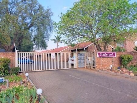 2 Bedroom Townhouse in Pierre van Ryneveld