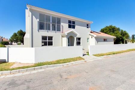3 Bedroom House in Port Owen