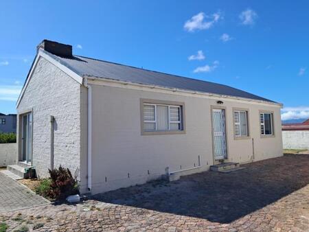 2 Bedroom House in Perlemoenbaai