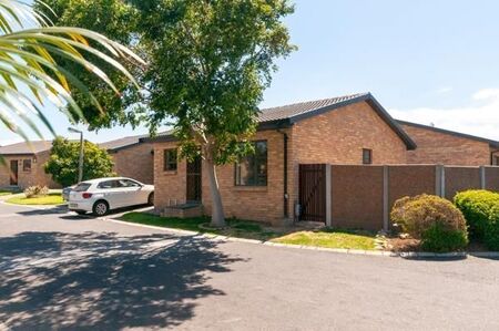 2 Bedroom House in Gordons Bay Central