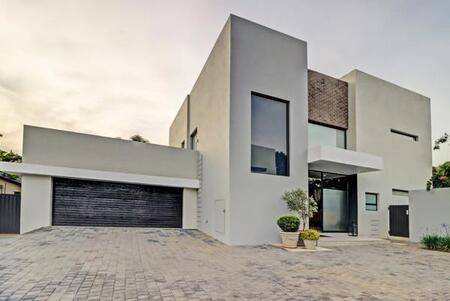 4 Bedroom House in Lynnwood Glen