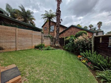 2 Bedroom duplex townhouse - sectional to rent in Faerie Glen, Pretoria
