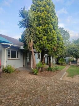 3 Bedroom House in Kensington B