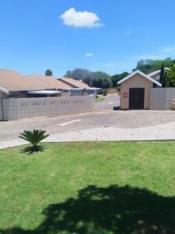 2 Bedroom Townhouse in Die Hoewes