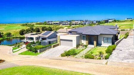 4 Bedroom House in Oubaai and surrounds