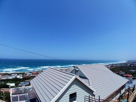 6 Bedroom House in Outeniqua Strand