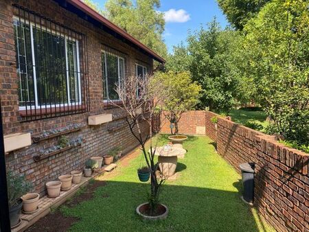 3 Bedroom townhouse - sectional to rent in Faerie Glen, Pretoria
