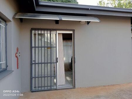 1 Bedroom cottage to rent in Generaal De Wet, Bloemfontein