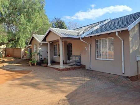 4 Bedroom House in Heuweloord