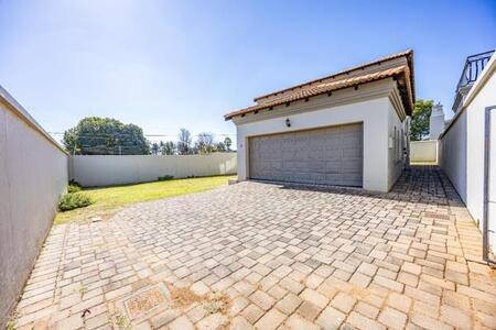 4 Bedroom House in Die Hoewes