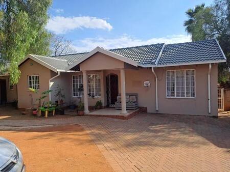 4 Bedroom House in Heuweloord