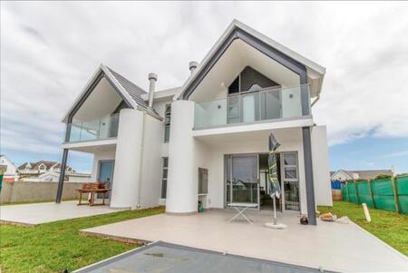 2 Bedroom Townhouse in St Francis Bay Canals