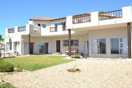 5 Bedroom House in Santareme