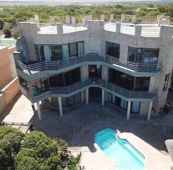 5 Bedroom House in Paradise Beach