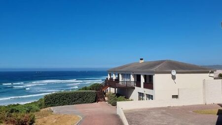 5 Bedroom House in Oyster Bay