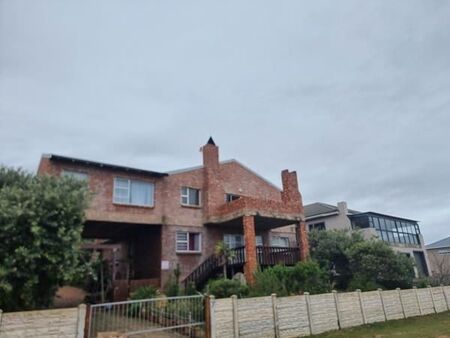 5 Bedroom House in Oyster Bay