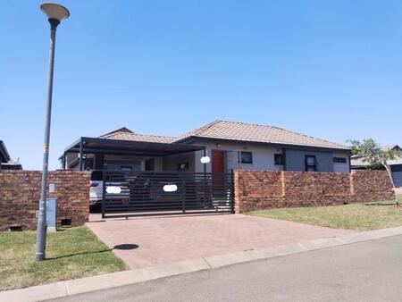 3 Bedroom Townhouse in Nietgedacht Ah