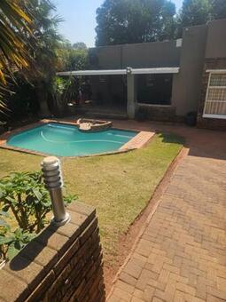 4 Bedroom House in Roodekrans