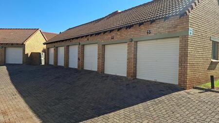 2 Bedroom Apartment in Mooikloof Ridge