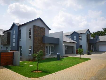 4 Bedroom Cluster in Waterkloof Ridge