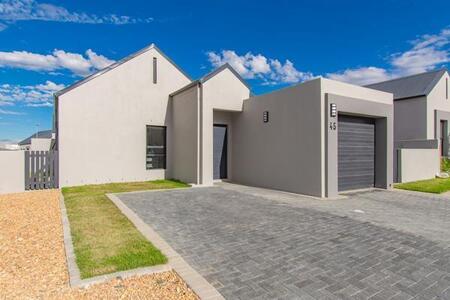 2 Bedroom House in Aan de Wijnlanden