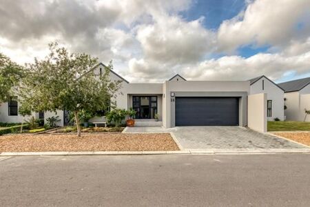 4 Bedroom House in Aan de Wijnlanden