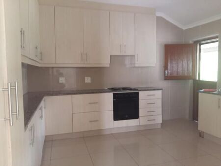 5 Bedroom House in Woodside