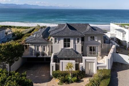 4 Bedroom House in Whale Rock Beach