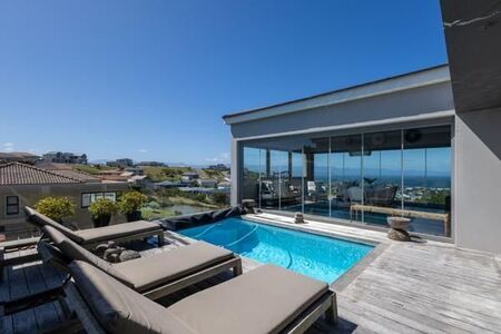 6 Bedroom House in Whale Rock Heights