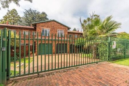 3 Bedroom duplex townhouse - sectional to rent in Florida Park, Roodepoort
