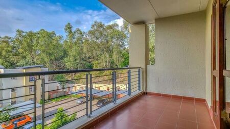 2 Bedroom townhouse - sectional to rent in Craighall Park, Johannesburg