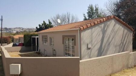 2 Bedroom townhouse - freehold to rent in Fairland, Randburg