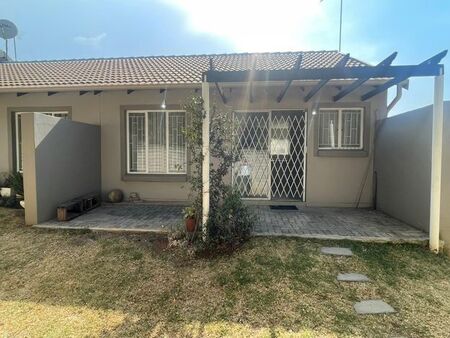 1 Bedroom townhouse - sectional to rent in Greenstone Hill, Edenvale