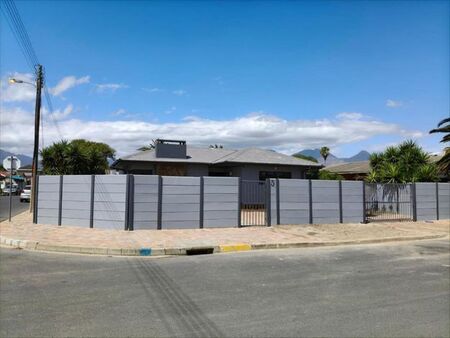 3 Bedroom house to rent in Longlands, Strand