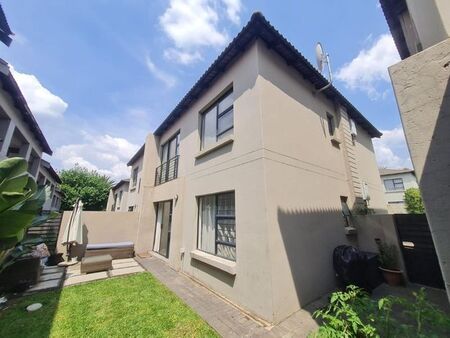 2 Bedroom townhouse - sectional to rent in Ferndale, Randburg