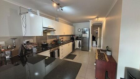 3 Bedroom apartment to rent in Claremont, Cape Town