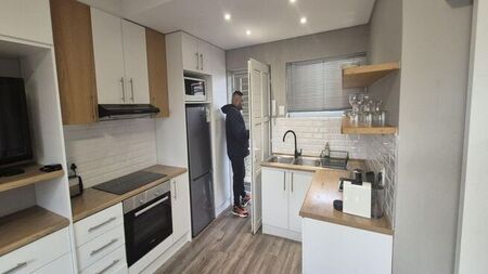 Bachelor Apartment to rent in Green Point, Cape Town