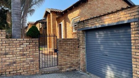 3 Bedroom townhouse - sectional to rent in Honeydew, Roodepoort
