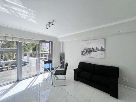 Bachelor Apartment to rent in Claremont, Cape Town